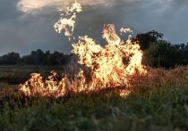 В Красноярске на правом берегу реки продолжается тушение масштабного пожара