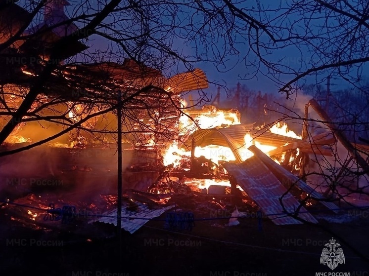 Шесть пожарных тушили дом в Тарусском районе