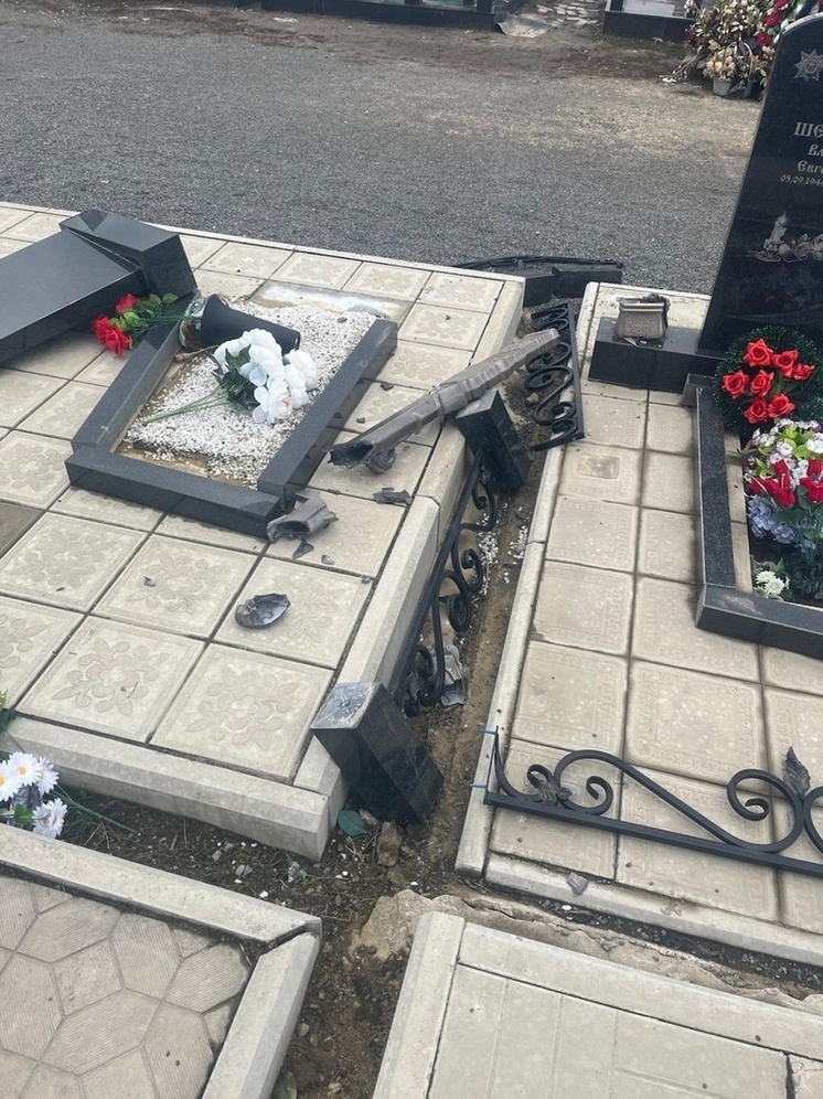 Клычков прокомментировал акт вандализма на орловском кладбище