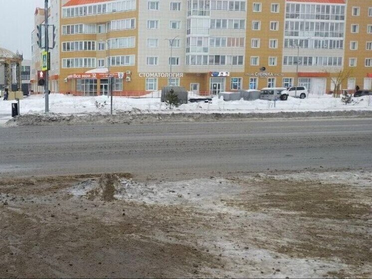 На дороги Нового Уренгоя высыпали 80 самосвалов песка в борьбе с гололедом