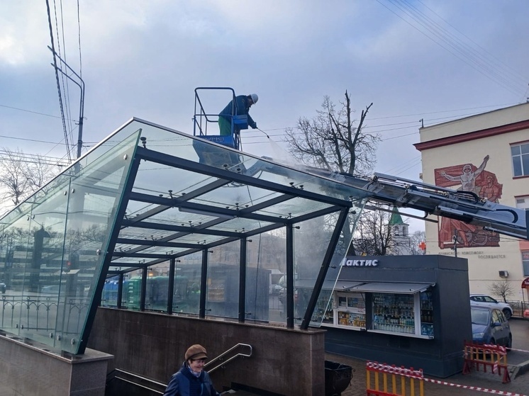 Навес над подземным переходом в Великом Новгороде снова стал прозрачным