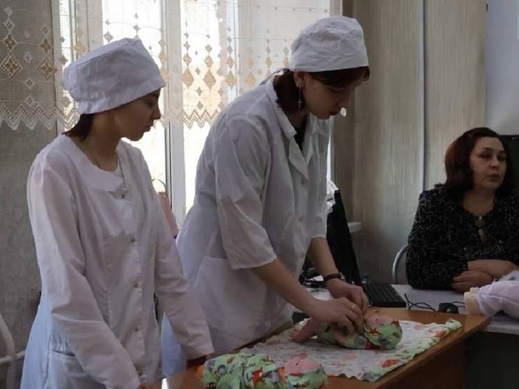 Школьники и родители в селе Хакасии вместе пеленали кукол и собирали роботов