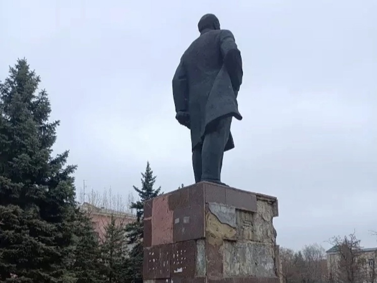 Жители Каменка-Шахтинского пожаловались на плохое состояние памятника Ленину