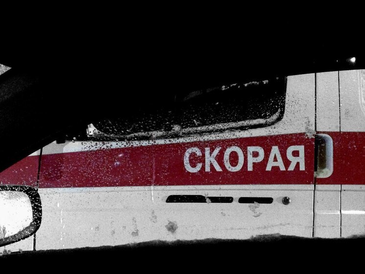 Mash: в Волгограде две девочки-подростки выпали с многоэтажки, держась за руки
