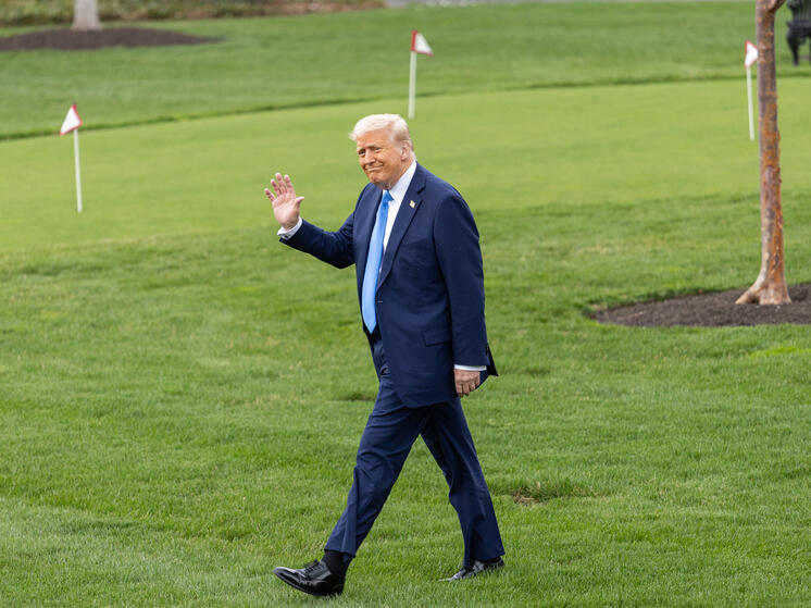 Трамп обдумывает варианты обойти конституцию и остаться президентом еще на срок