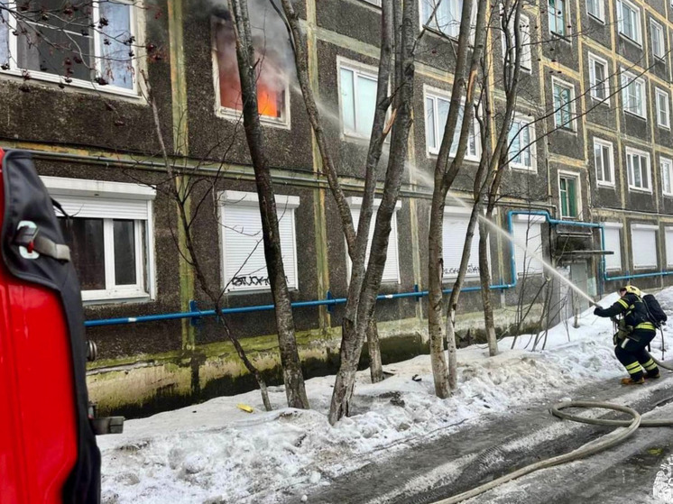 Пожарные спасли 8 человек из горящего дома на проспекте Кирова в Мурманске