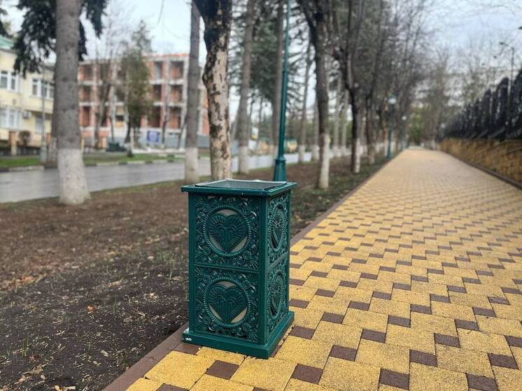 В курортной зоне Кисловодска появились уличные урны с фирменным дизайном