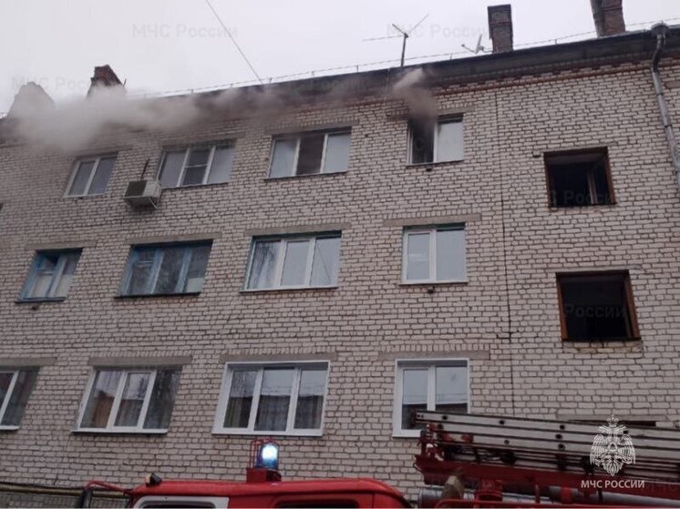 При пожаре в брянском поселке Мичуринский эвакуировали одного из жильцов
