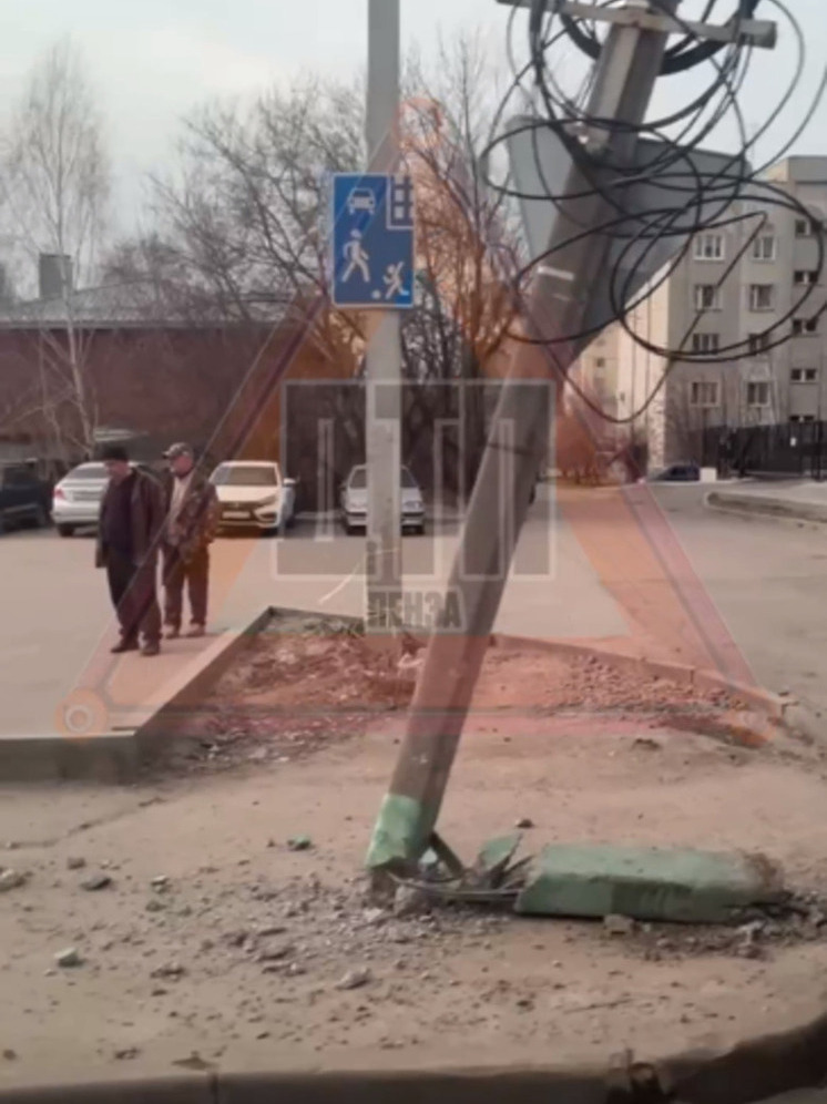 В Пензе на улице Рахманинова автомобиль протаранил столб