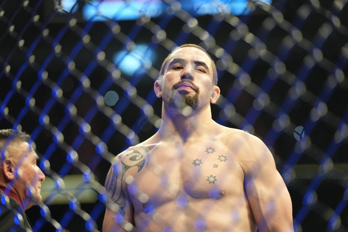Поклонники UFC ждут боя двух чемпионов
