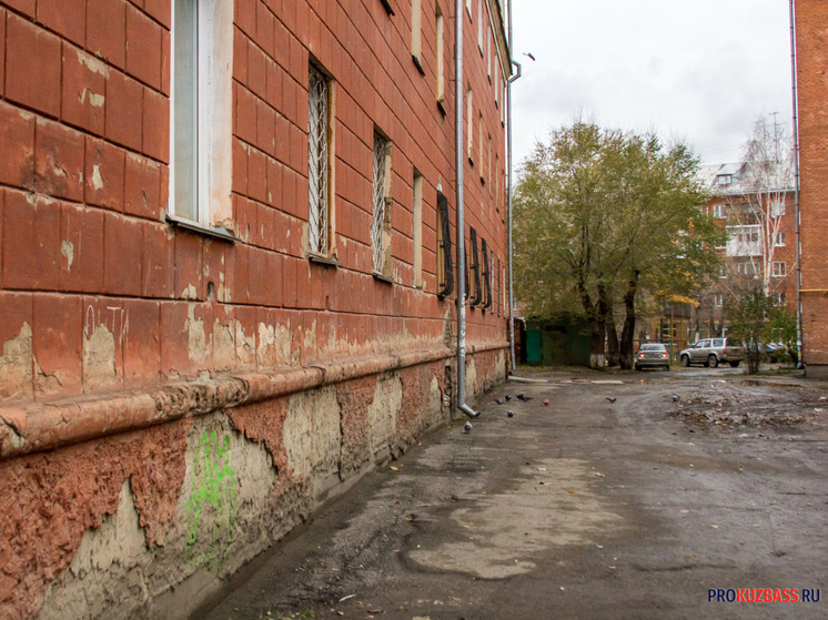 Часть стены жилого дома обрушилась в Гурьевске