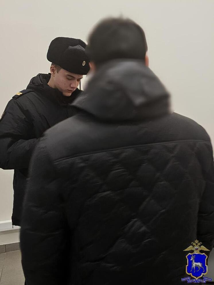 В Самарской области мужчина на глазах у полиции съел 5 пакетиков с наркотиками