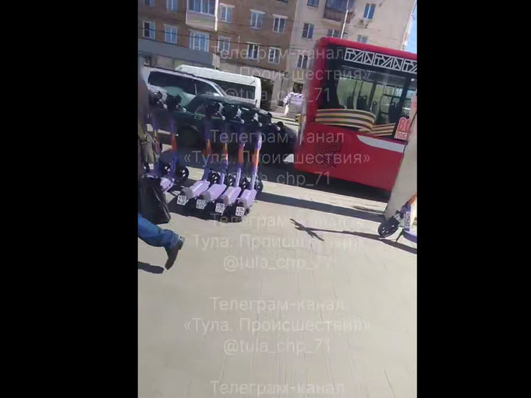 В центре Тулы старый ВАЗ "подбил" автобус