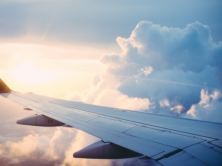 У самолета во время учебно-тренировочного полета оторвало откидную дверь