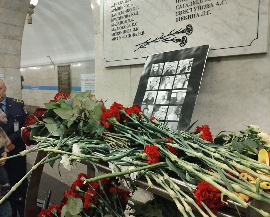 Петербуржцы почтили память жертв и пострадавших при теракте на «Техноложке»: фоторепортаж