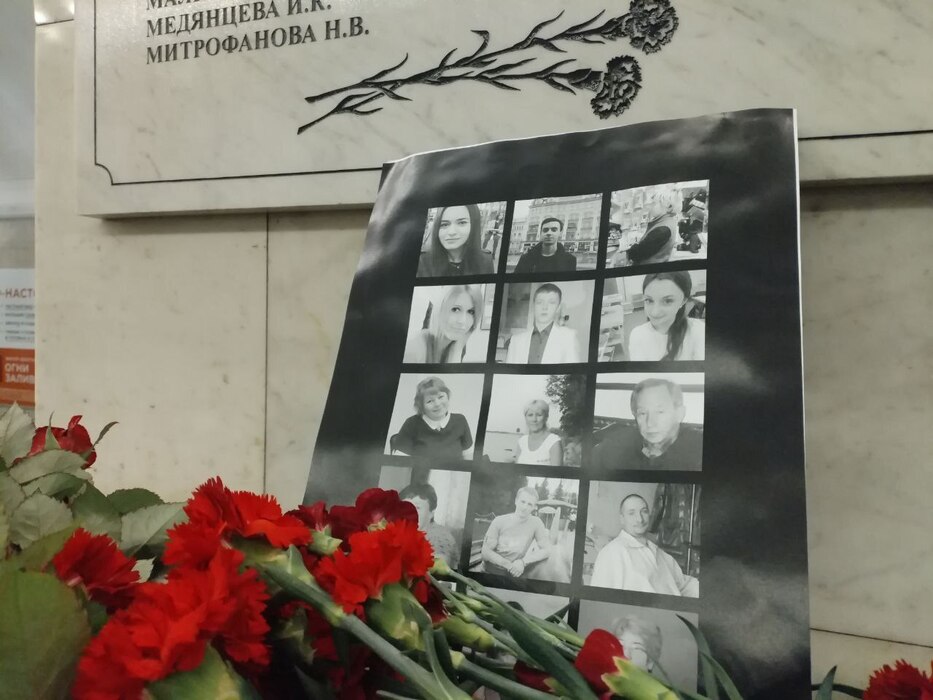 Петербуржцы почтили память жертв и пострадавших при теракте на «Техноложке»: фоторепортаж