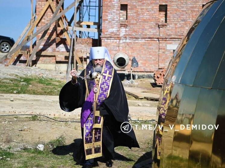 В Белгороде освятили кресты строящегося храма в честь Спаса Всемилостивого