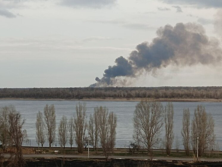 Волгоградцев напугал крупный столп дыма за рекой