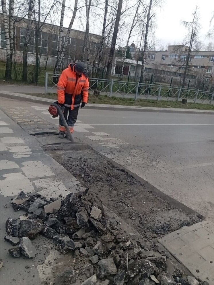 На улице Текстильной устанавливают искусственную неровность