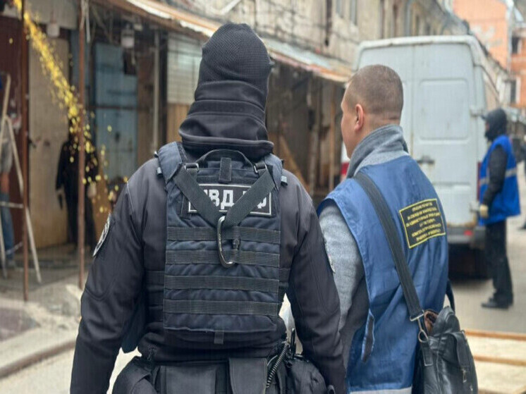 Силовики до сих пор расчищают Апраксин двор от незаконных торговых точек