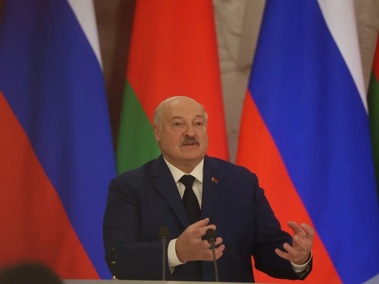 Лукашенко предостерег чиновников от содержания любовниц за счет государства