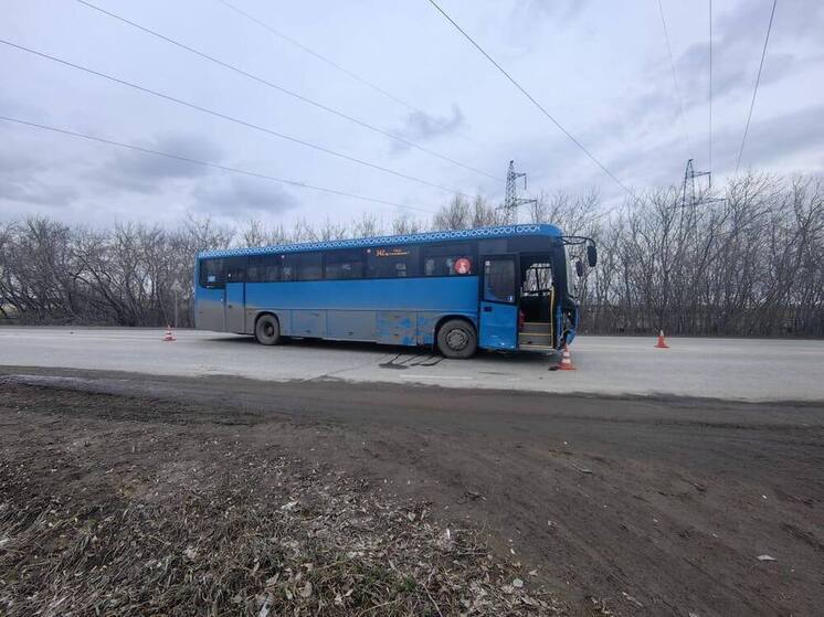 Под Омском легковушка столкнулась с автобусом с пассажирами