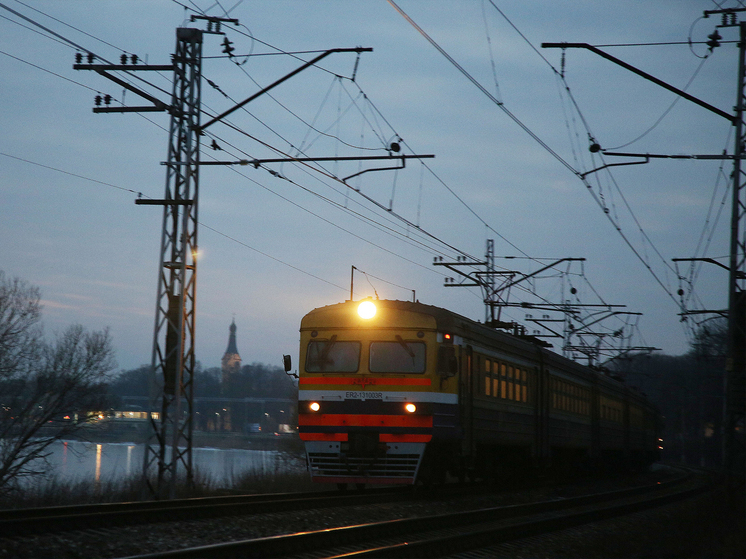 В Подмосковье на крыше электрички обнаружен труп девушки