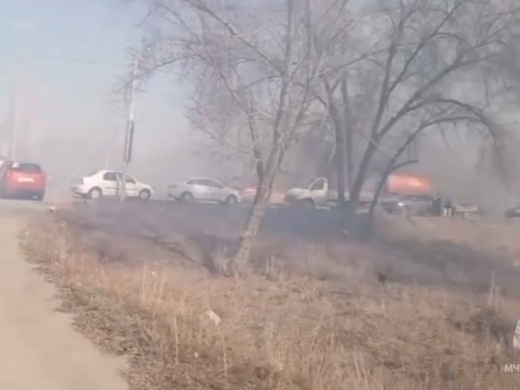 Жители Орска боятся за свои дома из-за сильного пожара