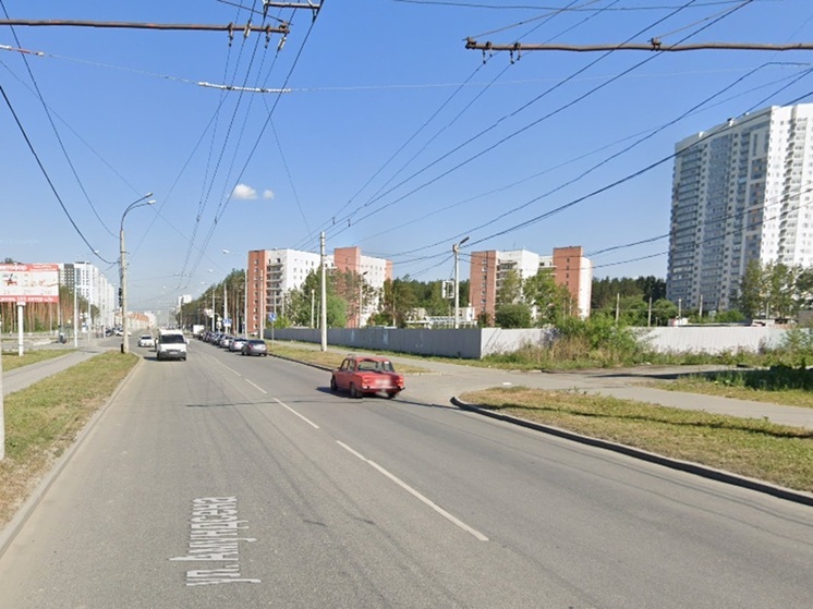 Автомобиль врезался в столб в Екатеринбурге