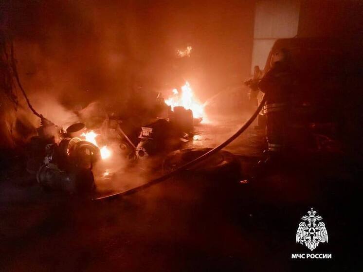 Появилось видео начала пожара в деревенском ангаре в Тверской области
