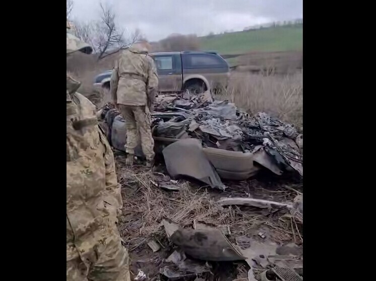 Украинский танкист раздавил присланные из Европы гуманитарные автомобили