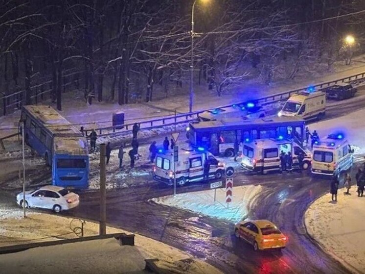 В Москве при столкновении двух автобусов пострадали до 10 человек