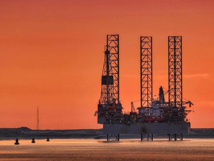 Цена нефти Brent на ICE опустилась ниже $64 за баррель впервые с 26 апреля 2021 года