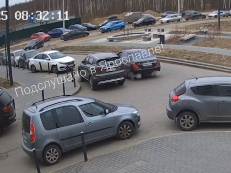 В Ярославле автоледи на черном «мерине» разбила три автомобиля