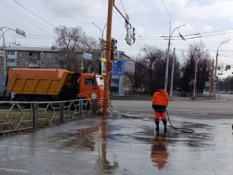 На улицах Кемерова продолжается масштабная уборка
