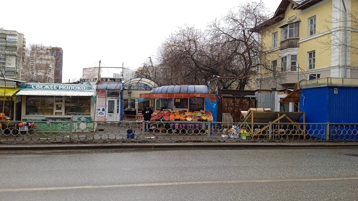 На Заводской в Екатеринбурге демонтируют один из старейших открытых мини-рынков