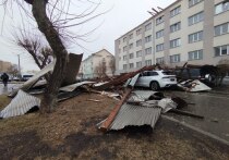 Около 150 студентов Сибирского федерального университета временно переезжают в другие общежития после того, как мощный шторм сорвал крышу с их жилого корпуса