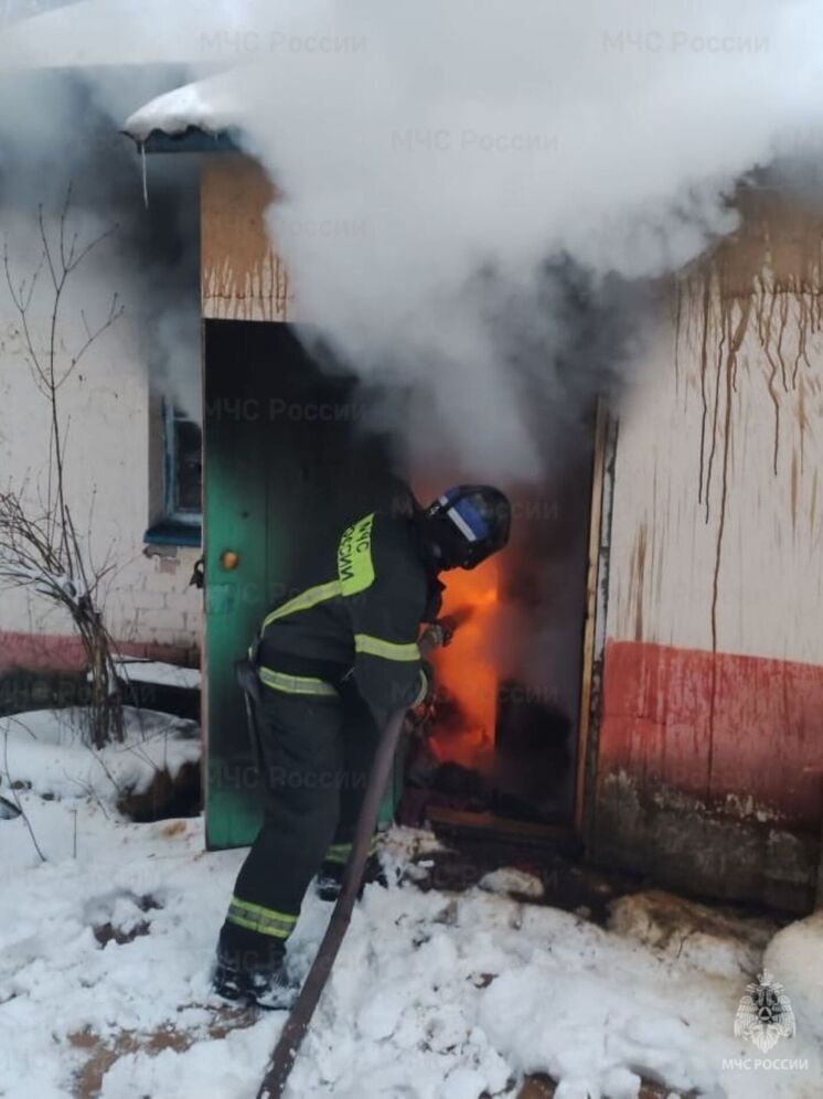 Четверо пожарных тушили строение в Людинове