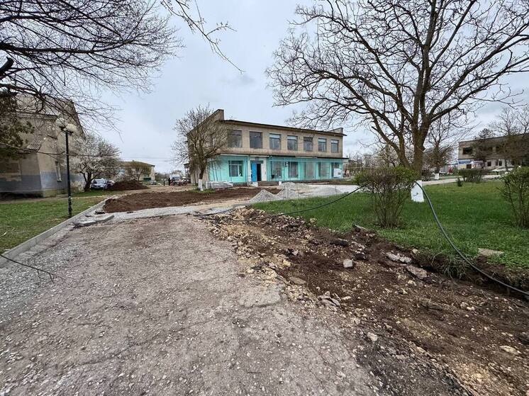В селе Кировское Черноморского района благоустраивают общественную территорию