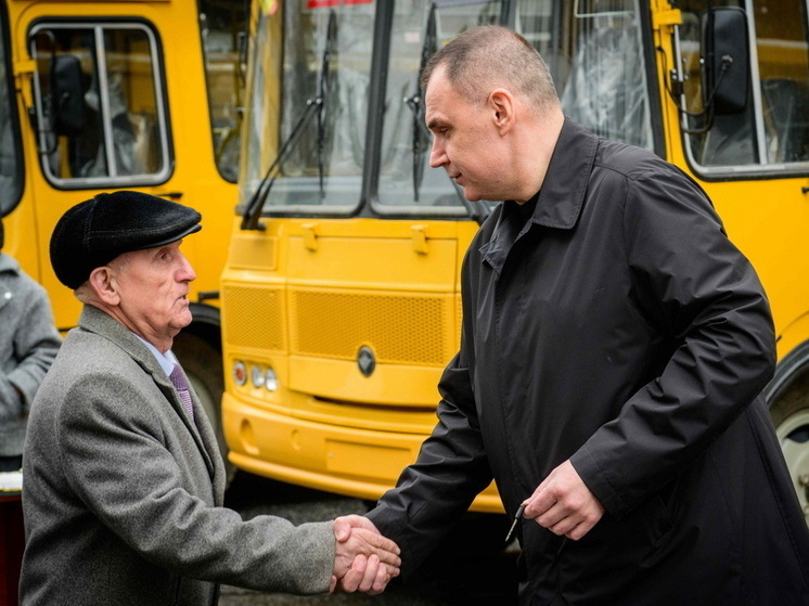 Глава Марий Эл вручил школам ключи от новых автобусов