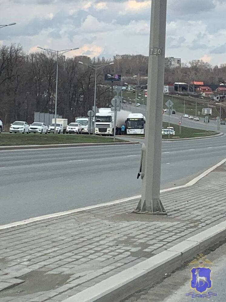 В Самаре пассажирский автобус МАЗ столкнулся с грузовиком 7 апреля