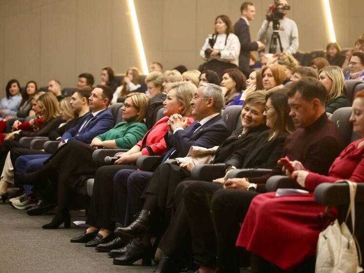 «Чужих детей не бывает»: в Великом Новгороде прошла премьера фильма «Мамины сказки»