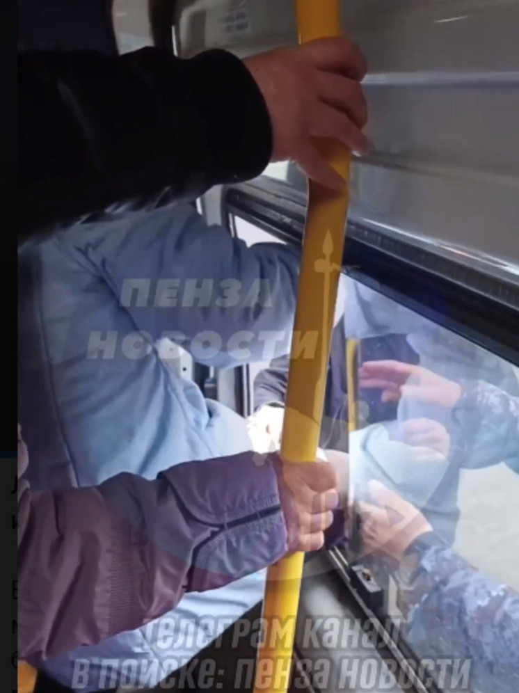 В Пензе пассажирам пришлось лезть через окно, чтобы выйти из маршрутки