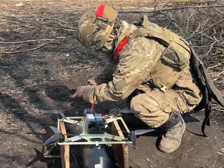 Расчеты FPV-дронов разведчиков уничтожают укрытия ВСУ в Курской области