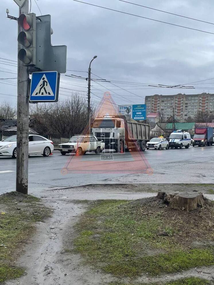 В Пензе на улице Аустрина возле АЗС большегруз врезался в легковушку