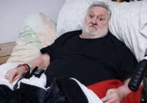 Британец Барри Добнер, передвигающийся в инвалидном кресле после перенесенного инсульта, стал жертвой унизительного эпизода, случившегося на борту самолета британского лоукостера
