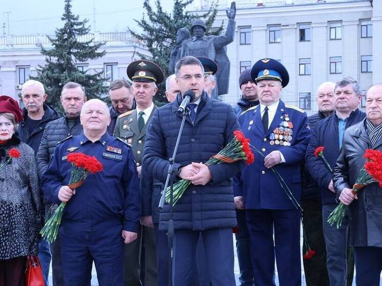 В Туле на площади Победы развернули 200-метровое Знамя