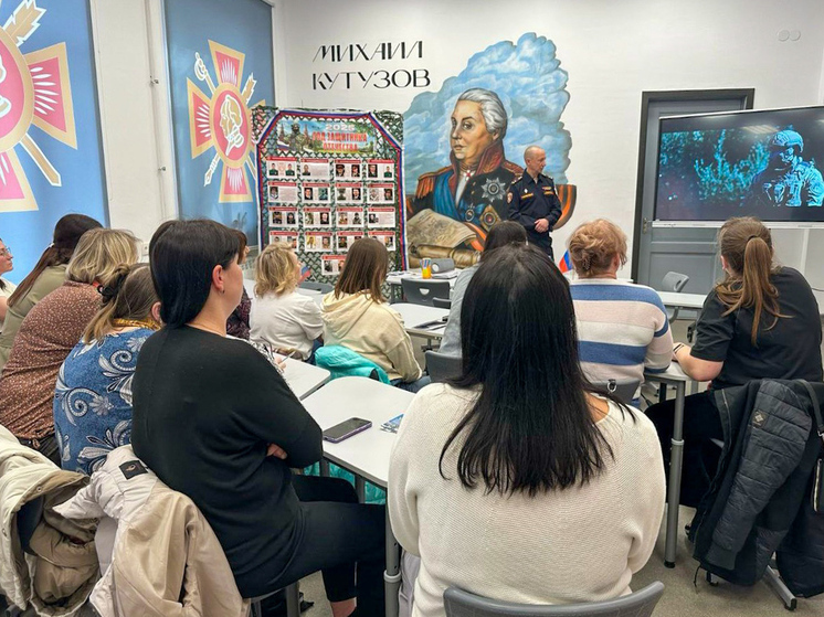 В Смоленске офицер Росгвардии провел с родителями выпускников профориентационную встречу