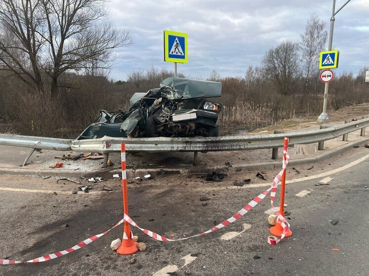 Груда металлолома: пассажир погиб в ДТП «ВАЗ» и «ЗИЛ» в Боровичском округе