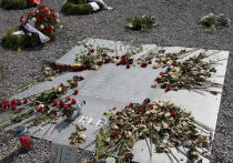 Память, высеченная в сердцах: 56 000 судеб, которые нельзя забыть. Тишина. Тяжелая, пронзительная, наполненная эхом прошлого. На территории бывшего концлагеря Бухенвальд собрались выжившие узники, родственники погибших и просто неравнодушные люди. Новости Германии по-русски